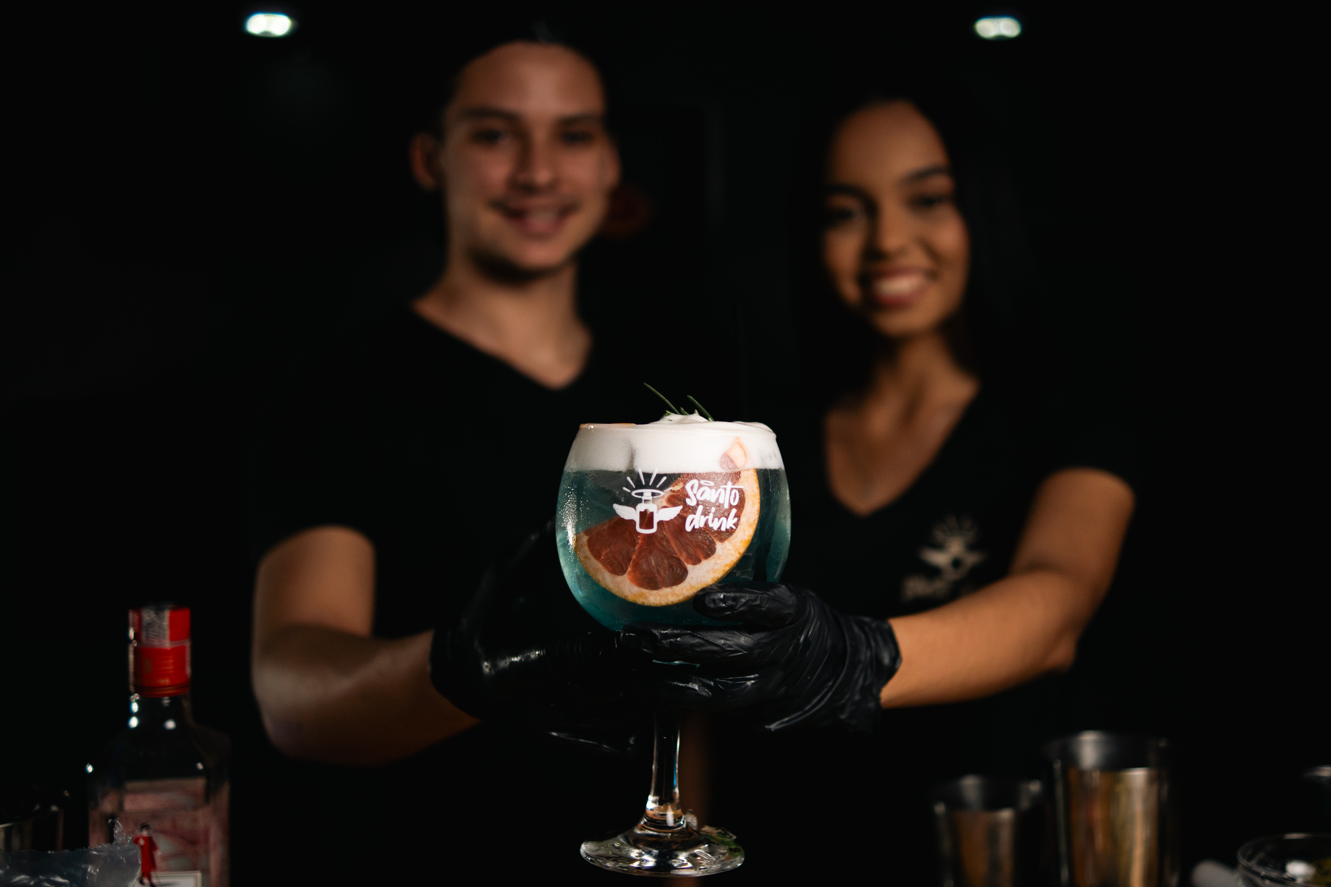 Equipe da Santo Drink servindo um drink autoral em evento
